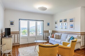 Casa, 3 habitaciones, patio, vistas a la montaña | Zona de estar | Televisión de pantalla plana de 32 pulgadas con canales por cable