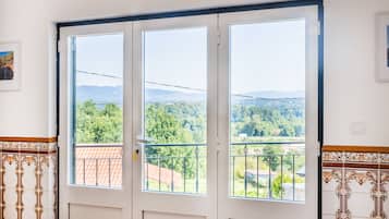 House, 3 Bedrooms, Patio, Mountain View | Living area