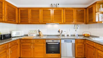 Casa, 3 habitaciones, patio, vista a la montaña | Cocina privada | Refrigerador, microondas, horno y parrilla de estufa