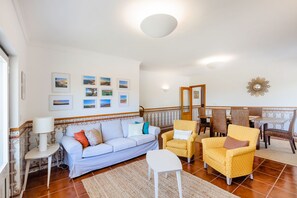 Casa, 3 habitaciones, patio, vistas a la montaña | Zona de estar | Televisión de pantalla plana de 32 pulgadas con canales por cable