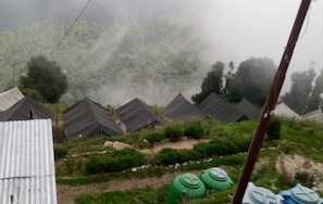 Deluxe Tent | Bed sheets - Camp Awara Dhanaulti (Dhanaulti)