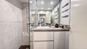 Bruser, hårtørrer, håndklæder