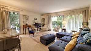 TV - HENRI CAMILLE AGENCY - Goya - One bedroom w/ huge garden close center (Cannes)