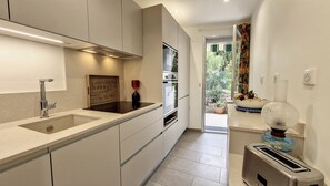 Køleskab, mikrobølgeovn, ovn, kogeplade