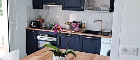 Fridge, oven, stovetop, dishwasher