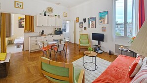 A compact living space with a kitchenette, dining area, and a bed. - HENRI CAMILLE REAL ESTATE - Florida 2 - 2 bedrooms close center (Cannes)
