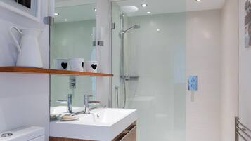 Combined shower/bathtub, hair dryer, towels, soap