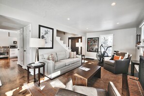 Smart TV, chimenea y libros 