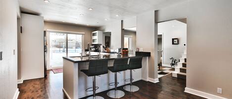 Refrigerador, microondas, horno, placa de cocina