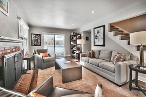 Smart TV, chimenea y libros 