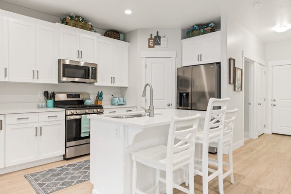 Réfrigérateur, four à micro-ondes, un four, surface de cuisson