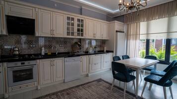 Großer Kühlschrank, Ofen, Herdplatte, Geschirrspüler