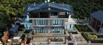 Poison Garden Suite & SPA