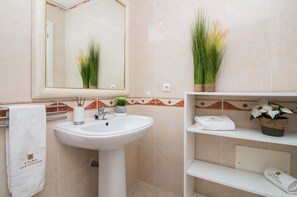 Badekar, hårføner og håndklær