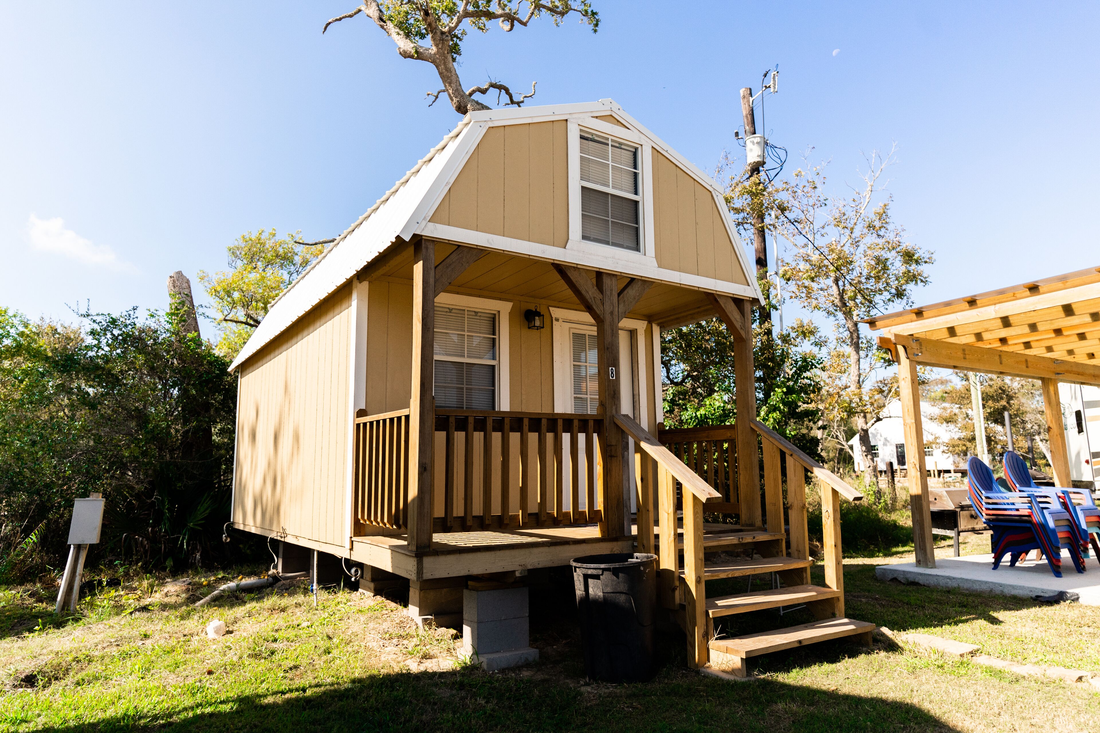 Lofted Cabin w/ 2 beds! Large walk-in shower & ktichen - Short walk to the river