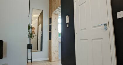 Mid-Century Apartment, Near The Quays & Docks