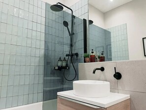 Combined shower/tub, hair dryer, towels, soap - Mid-Century Apartment, Near The Quays & Docks (Gloucester)