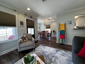 TV connectée, lecteur de DVD, livres, vidéothèque