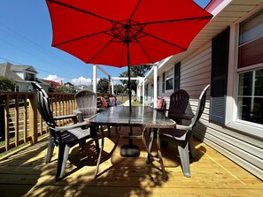 Outdoor dining - Fun Beach View house! Walk to the beach and the Casino! (Gulfport)