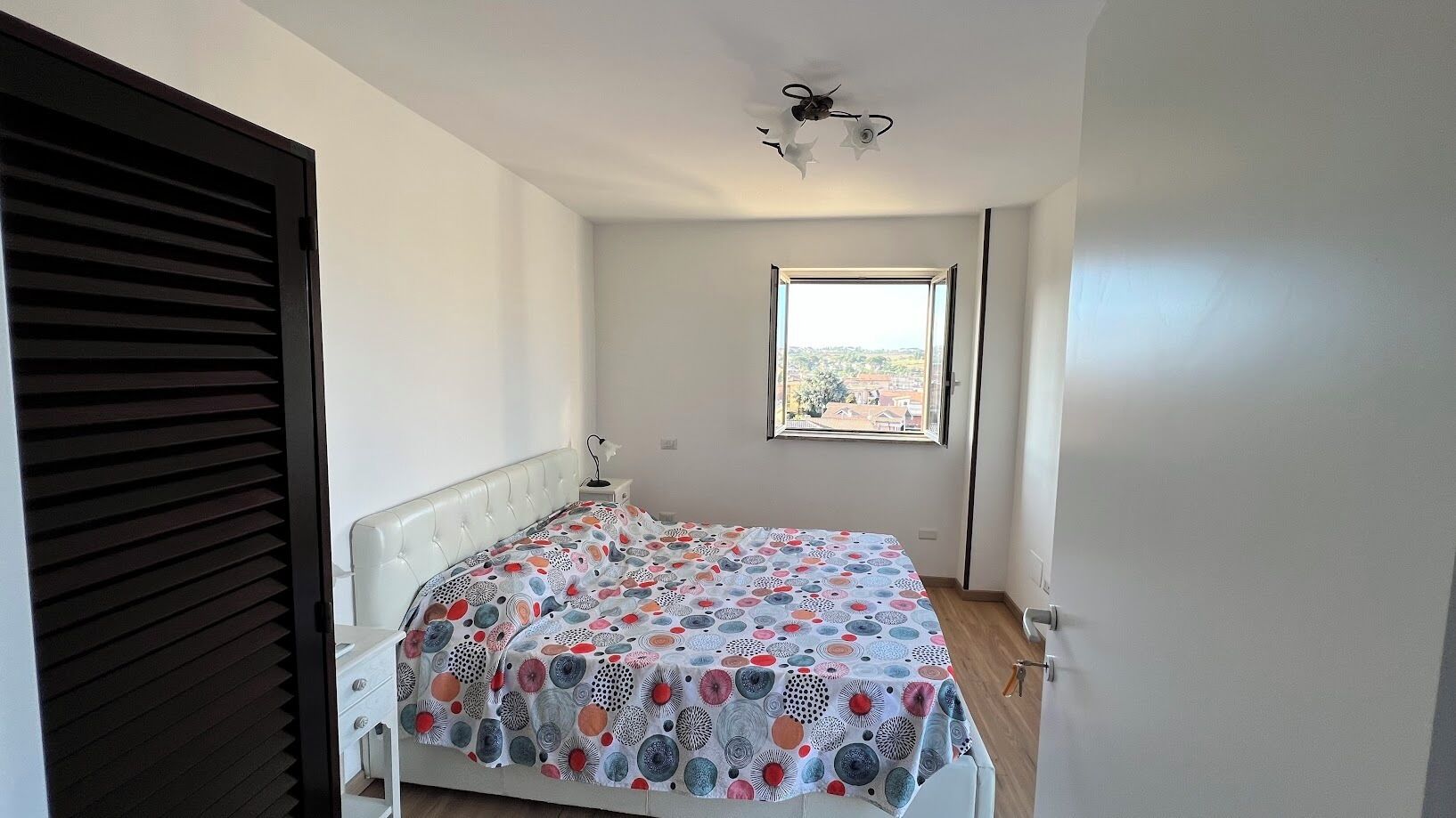 2 slaapkamers, een bureau, een strijkplank/strijkijzer, gratis wifi