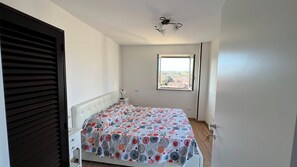 2 bedrooms, desk, iron/ironing board, WiFi (free) - Charming stay in Marino. (Marino)