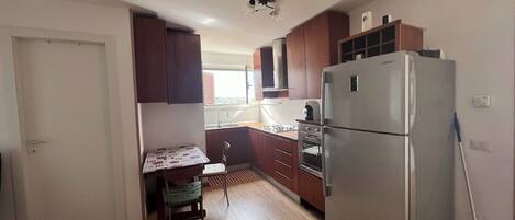 Coffee/tea maker, fridge, oven, stovetop