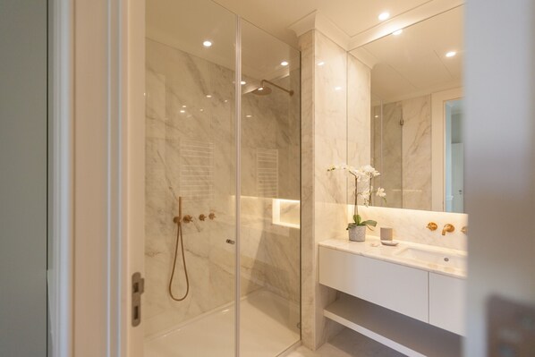 Shower, hair dryer, towels, shampoo