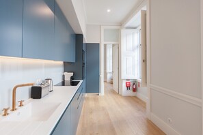 Kjøleskap, mikrobølgeovn, ovn og oppvaskmaskin