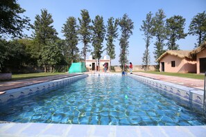 Una piscina al aire libre