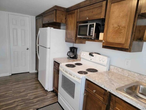 Refrigerador, microondas, horno y parrilla de estufa 