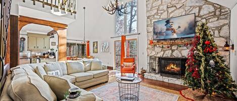 Una Smart TV, una chimenea, una mesa de tenis de mesa, libros