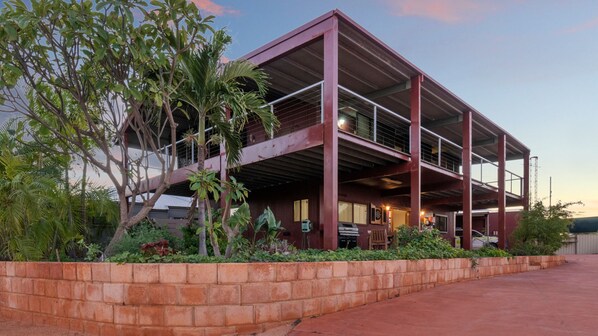 Exterior - Large comfortable family home located in quiet central location. Perfect for bigger groups. (Exmouth)