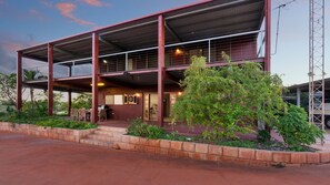 Exterior - Large comfortable family home located in quiet central location. Perfect for bigger groups. (Exmouth)