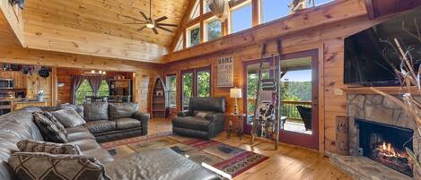 Smart-TV, Kamin, Bücher