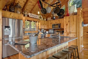 Frigorifero, microonde, forno, piano cottura