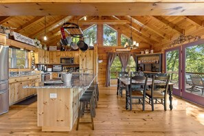 Frigorifero, microonde, forno, piano cottura