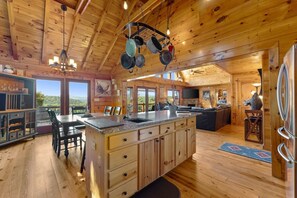 Dining - 🌄Sleeps up to 16 🌄 Pristine Mountain Views from Downtown Helen ⛰️ (Helen)