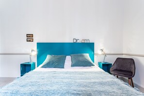 1 dormitorio, escritorio, tabla de planchar con plancha
