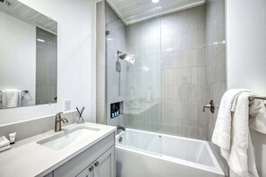 Douche, sèche-cheveux, serviettes fournies, savon