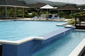 Outdoor pool - Cozy 3-Bedroom Vacation Home (Richmond Estates)
