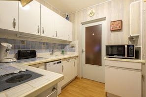 Refrigerador, microondas, horno y lavavajillas
