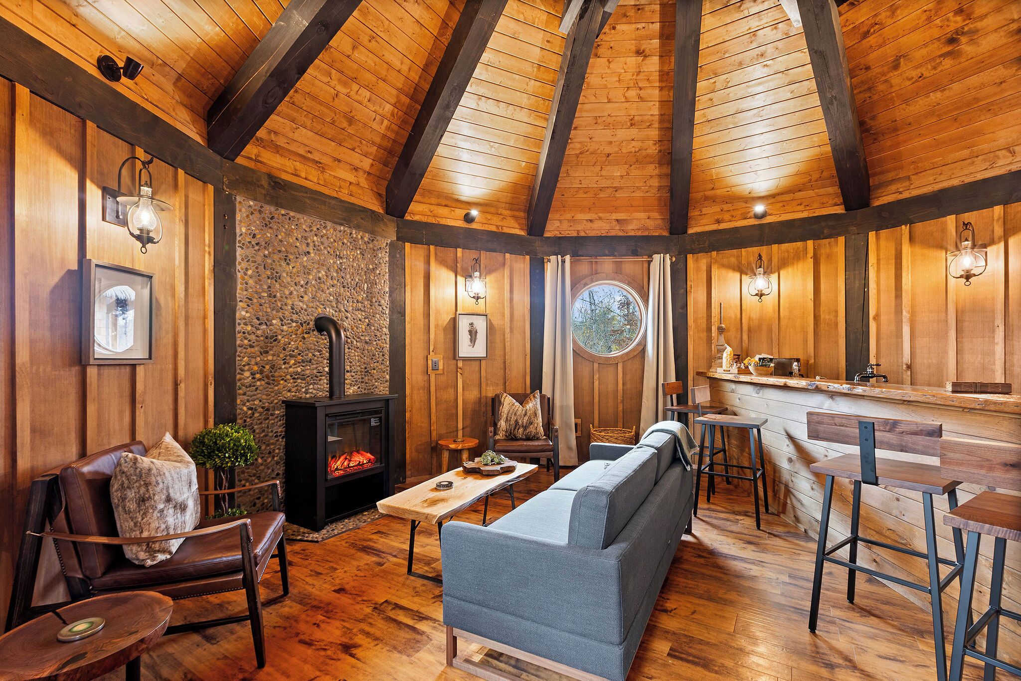 Casa de árbol de lujo, varias camas, para no fumadores, vista a la montaña | Área de sala de estar | Chimenea 