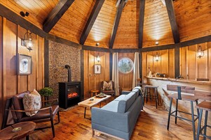 Luxury Tree House, Multiple Beds, Non Smoking, Mountain View | Living area | Fireplace