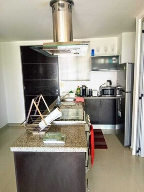 Kühlschrank, Ofen, Herdplatte, Wasserkocher mit Kaffee-/Teezubehör