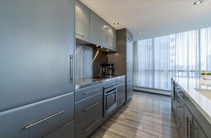 Réfrigérateur, four à micro-ondes, un four, surface de cuisson