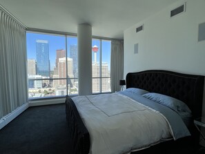 2 bedrooms, desk, free WiFi, bed sheets - 2 Story luxury  penthouse in downtown Calgary  (Calgary)