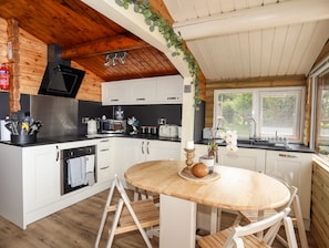 Stuga | Eget kök | Kylskåp, diskmaskin, vattenkokare och brödrost