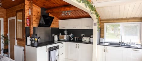 Cottage | Private kitchen | Fridge, dishwasher, electric kettle, toaster