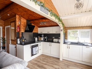 Cottage | Private kitchen | Fridge, dishwasher, electric kettle, toaster