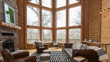 TV connectée, cheminée, baby-foot, livres